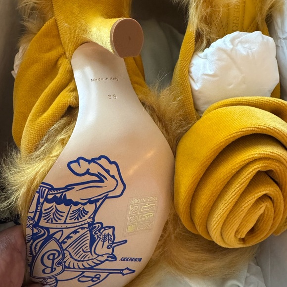 Burberry
Rose 100mm shearling velvet sandals size 36 - Picture 4 of 8